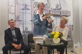 Knygos „Įžvalgos apie Šakių apskritį“ pristatyme: iš kairės Raimondas Daniliauskas, Vida Girininkienė ir Giedrimė Didžiapetrienė. E. Pilypaičio nuotr. 