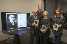 Iš kairės: knygos „Juozo Tūbelio laikai“ autorius Jonas Rudokas, leidėjas Valentinas Juraitis, J. Tūbelio giminaitė  Elvyra Užkurėlytė-Baltinienė su savo anūke. Leidyklos „Žemės trauka“ nuotrauka