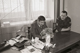 1992 m. „Geležinio vilko“ brigados vadas plk. ltn. Č. Jezerskas ir B. Čekanauskas. Tado Dambrausko nuotr.  