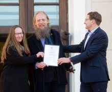 LŽS pirmininkas Dainius Radzevičius įteikia medalį Jonui Staseliui. Šalia – LŽS spaudos fotografų skyriaus pirmininkė Evgenia Levin. Gretos Skaraitienės nuotrauka