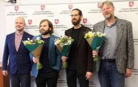 Aplinkos ministras Simonas Gentvilas  su konkurso laureatais. AM nuotr.