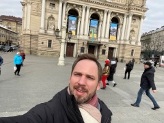 Jonas Sakalauskas prie Lvivo teatro