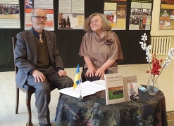 Vytautas Šilas į Kupiškio biblioteką atvyko su leidyklos „Andrena“ direktore Nijole Petrošiene. Banguolės Aleknienė-Andrijauskės nuotrauka Vytautas Šilas į Kupiškio biblioteką atvyko su leidyklos „Andrena“ direktore Nijole Petrošiene. Banguolės Aleknienė-Andrijauskės nuotrauka
