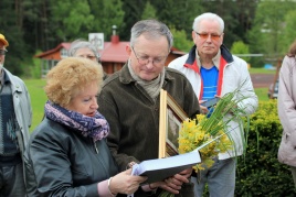 Audrys Antanaitis su nominacinėmis dovanomis. Šalia Aldona Armalė ir Jeronimas Laucius. Jūratės Pauliutės nuotrauka Audrys Antanaitis su nominacinėmis dovanomis. Šalia Aldona Armalė ir Jeronimas Laucius. Jūratės Pauliutės nuotrauka