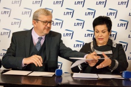 Sutartį pasirašė Švietimo ir mokslo ministrė Audronė Pitrėnienė ir LRT generalinis direktorius Audrius Siaurusevičius. Nuotrauka Vytenio Radžiūno (LRT.lt) Sutartį pasirašė Švietimo ir mokslo ministrė Audronė Pitrėnienė ir LRT generalinis direktorius Audrius Siaurusevičius. Nuotrauka Vytenio Radžiūno (LRT.lt)